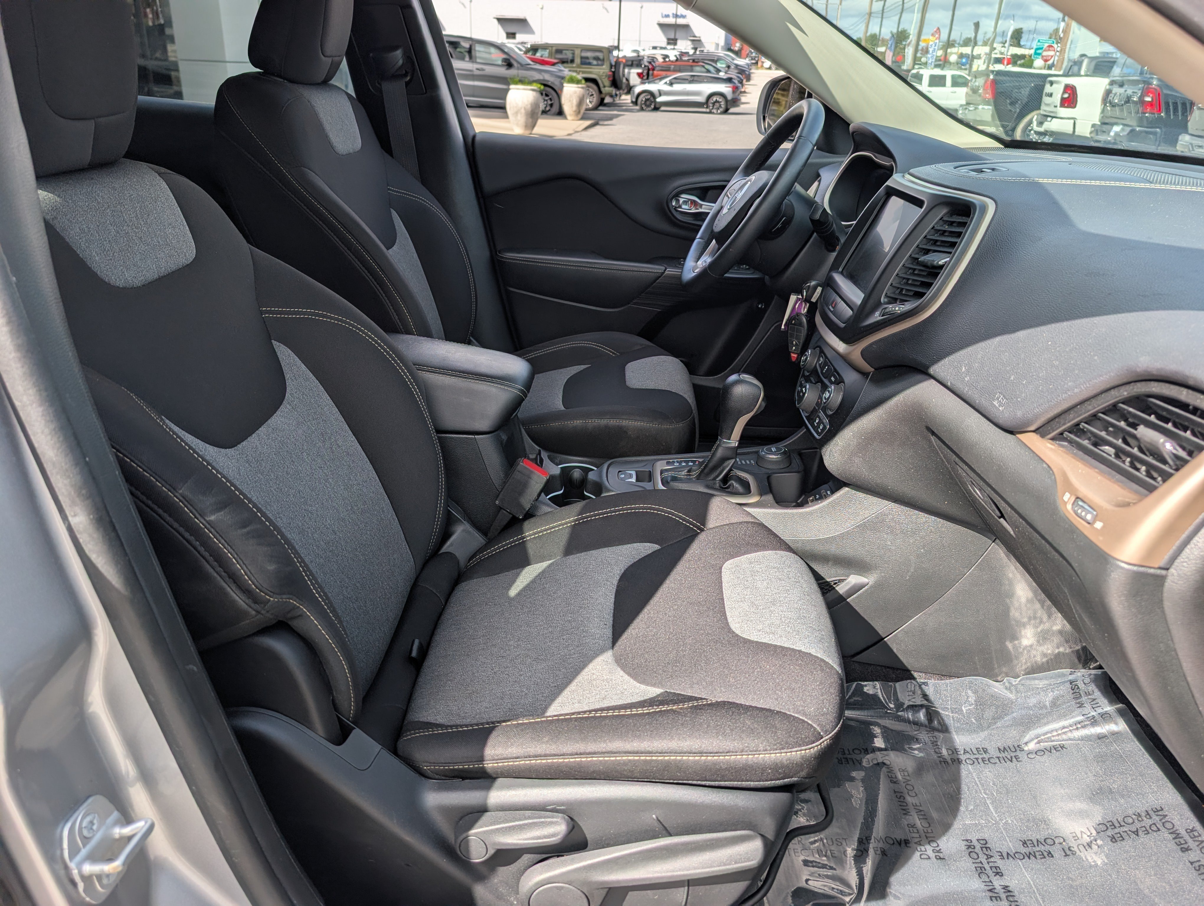 Used 2014 Jeep Cherokee Latitude AWD/4WD image 11