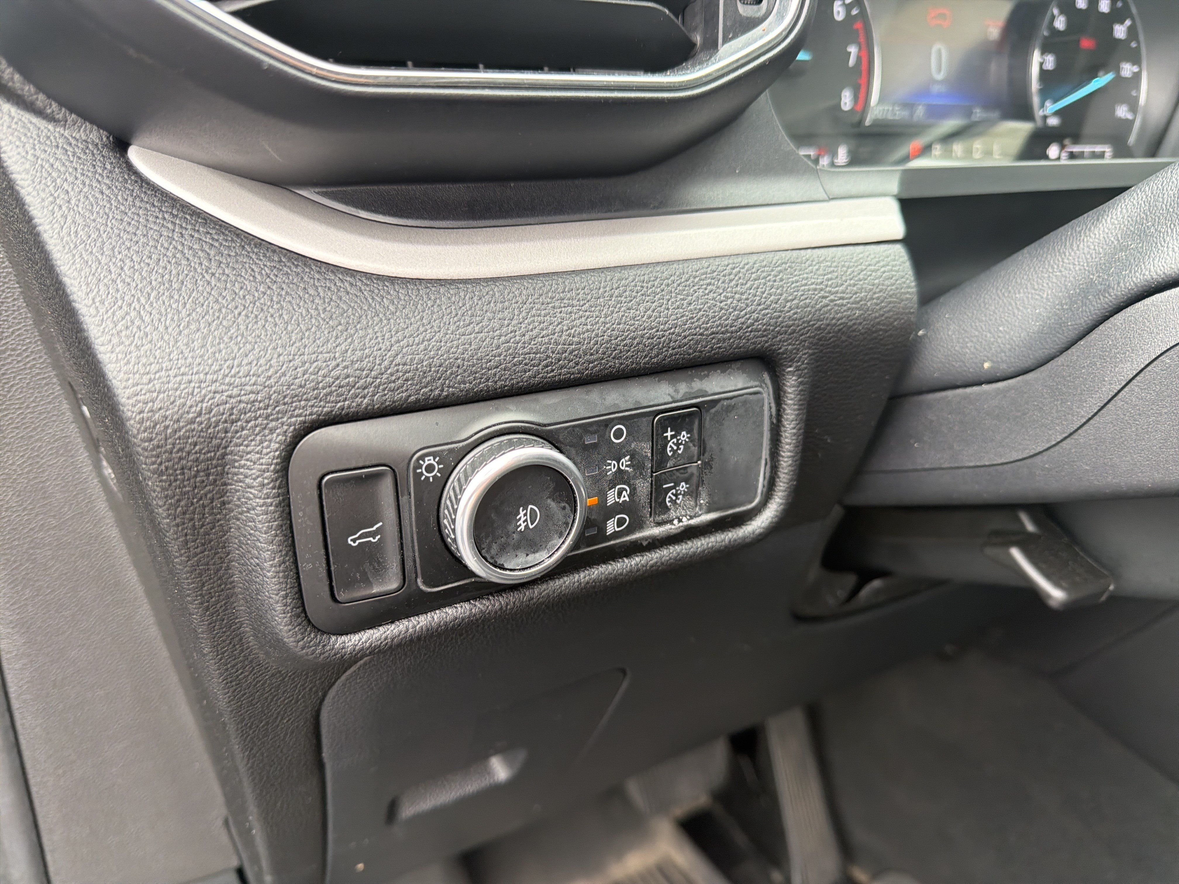 Used 2024 Ford Explorer XLT w/ Equipment Group 202A AWD/4WD image 29