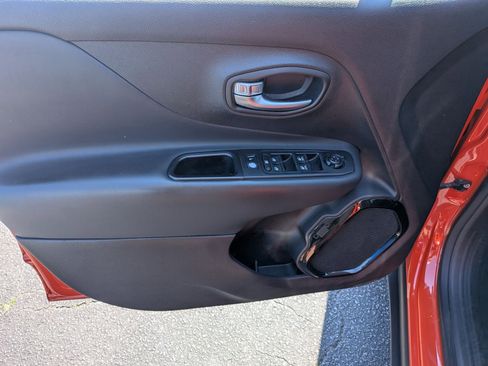 Used 2018 Jeep Renegade Altitude w/ Popular Equipment Group FWD image 10