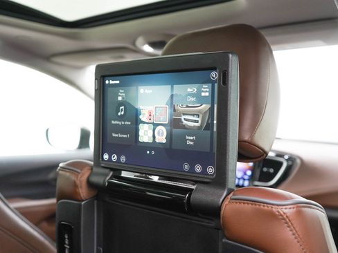 Used 2017 Chrysler Pacifica Limited w/ UConnect Theater Package FWD image 14