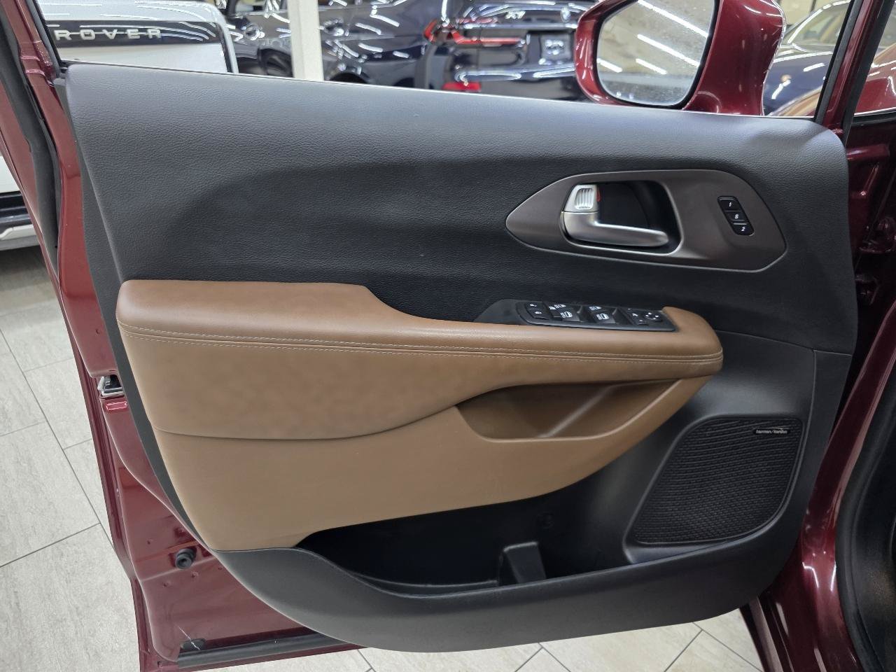 Used 2020 Chrysler Pacifica Limited w/ Advanced Safetytec Group FWD image 41