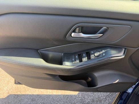 Used 2025 Nissan Rogue SV FWD image 18