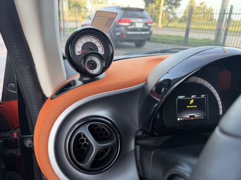 Used 2016 smart fortwo passion RWD image 26