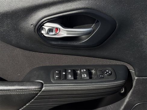 Used 2016 Jeep Cherokee Latitude w/ Cold Weather Group image 23