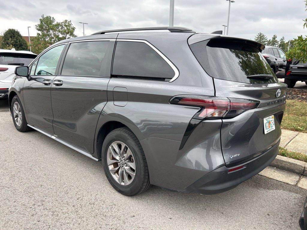 Used 2025 Toyota Sienna XLE FWD image 4