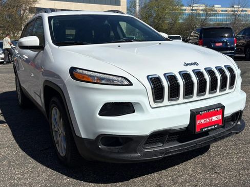Used 2017 Jeep Cherokee Latitude w/ Cold Weather Group AWD/4WD image 13