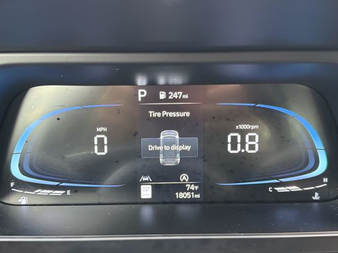 Used 2025 Hyundai Elantra SE FWD image 11