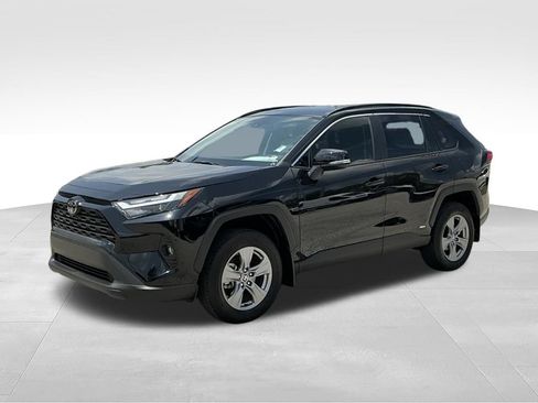Used 2025 Toyota RAV4 XLE AWD/4WD image 2
