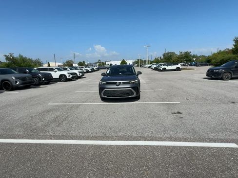 Certified 2025 Volkswagen Taos SE w/ Panoramic Sunroof Package FWD image 3