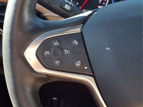 Used 2023 Chevrolet Traverse Premier FWD image 13