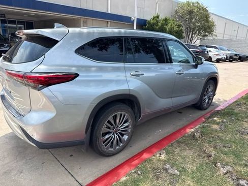 Used 2021 Toyota Highlander Platinum AWD/4WD image 2