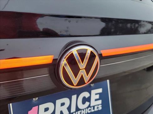 Used 2025 Volkswagen Taos SE w/ Panoramic Sunroof Package image 8