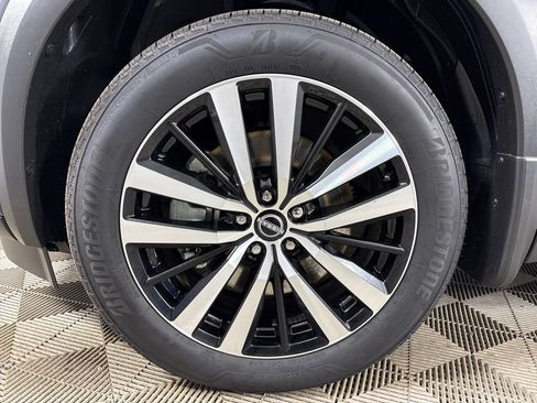 Used 2025 Nissan Pathfinder Platinum w/ Black Appearance Package FWD image 12