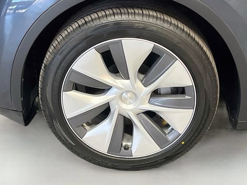Used 2024 Tesla Model Y Long Range AWD/4WD image 29