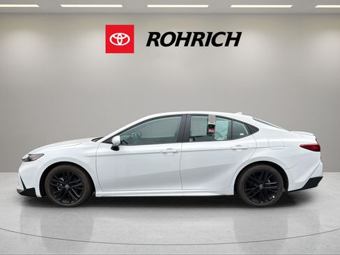 Used 2025 Toyota Camry SE FWD image 9