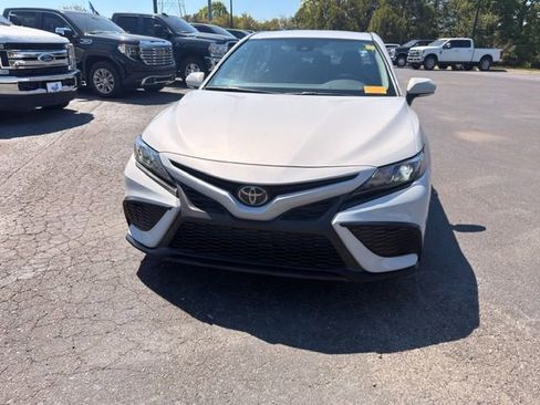 Used 2022 Toyota Camry SE image 9