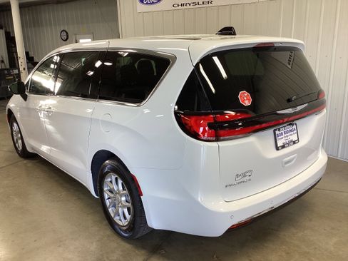 New 2026 Chrysler Pacifica Select image 3
