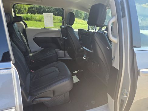 Used 2019 Chrysler Pacifica Touring-L Plus w/ Tire & Wheel Group FWD image 27