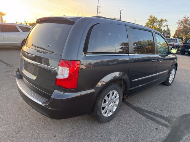 Used 2013 Chrysler Town & Country Touring FWD image 10