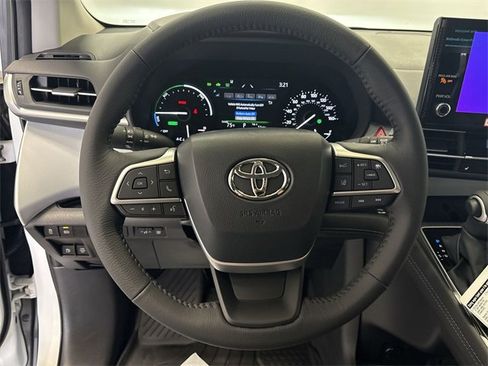 New 2025 Toyota Sienna XLE image 17