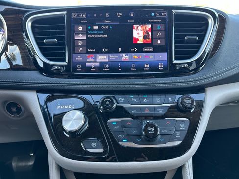 Used 2023 Chrysler Pacifica Limited AWD/4WD image 17