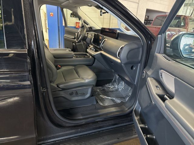 Used 2025 Ford Expedition Active AWD/4WD image 20
