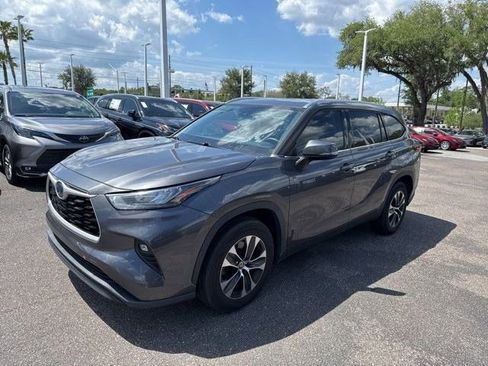 Used 2020 Toyota Highlander XLE image 1