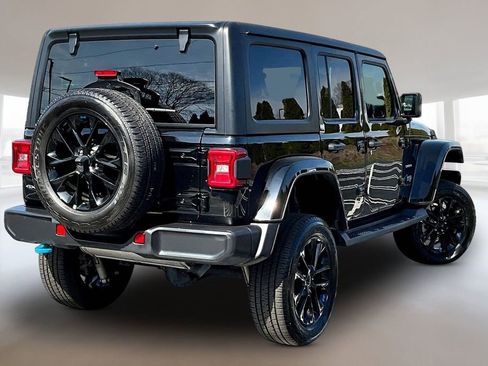 Used 2023 Jeep Wrangler Unlimited Sahara w/ Cold Weather Group AWD/4WD image 6