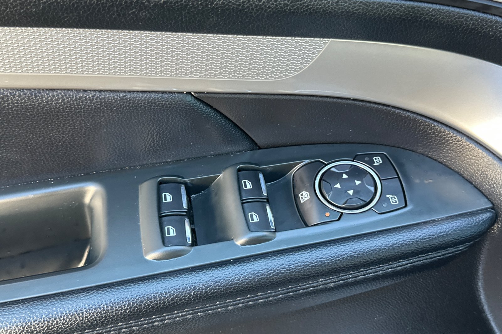 Used 2017 Ford Explorer XLT FWD image 12