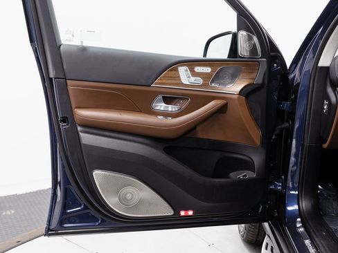 Used 2025 Mercedes-Benz GLS 580 4MATIC image 5