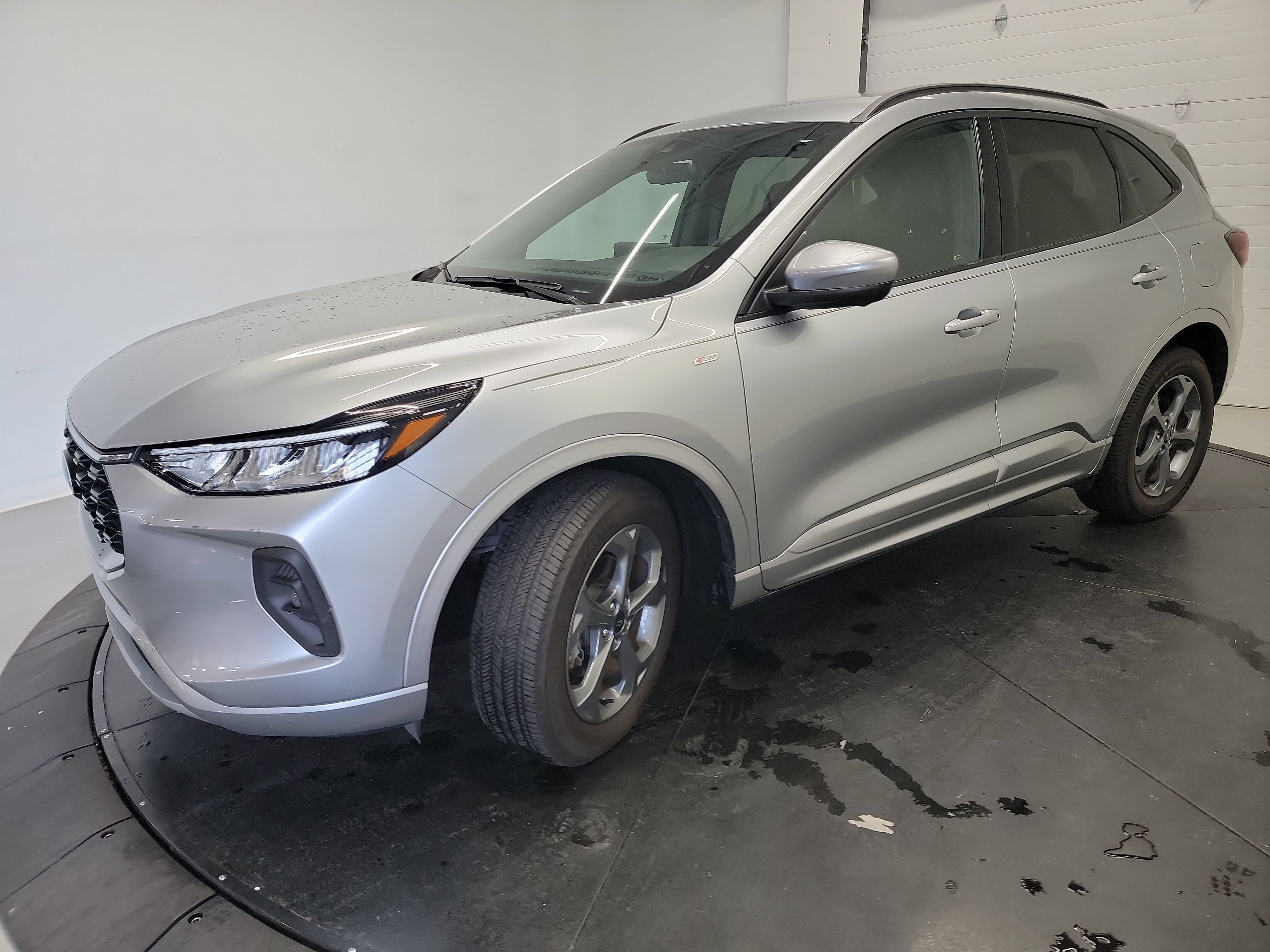 Used 2023 Ford Escape ST-Line Select w/ Tech Pack #2 AWD/4WD image 3