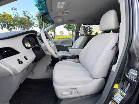 Used 2012 Toyota Sienna LE w/ Towing Pkg FWD image 10