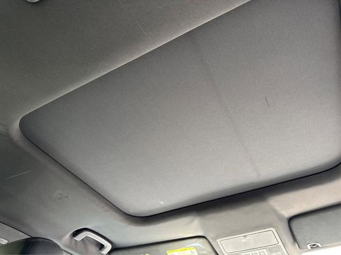 Used 2017 Land Rover Discovery SE image 25