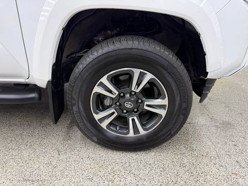 Used 2018 Toyota Tacoma TRD Sport AWD/4WD image 33
