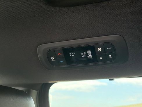 Used 2025 Chrysler Pacifica Select FWD image 11