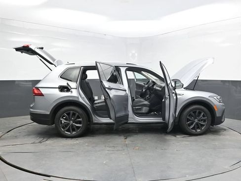 Used 2022 Volkswagen Tiguan SE FWD image 40