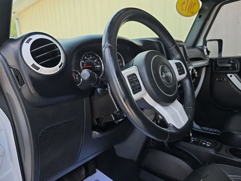 Used 2015 Jeep Wrangler Unlimited Sahara image 14