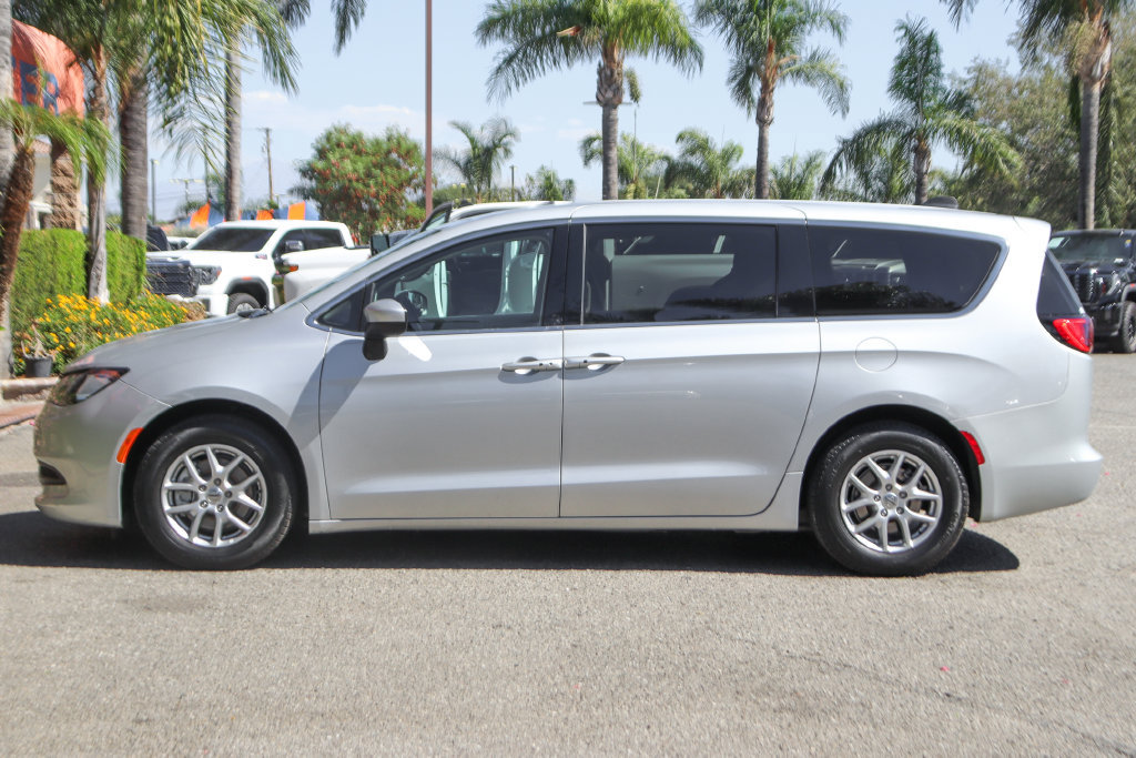 Used 2023 Chrysler Voyager LX FWD image 5