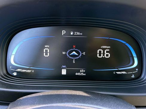 Used 2023 Hyundai Venue Limited w/ Cargo Package FWD image 17