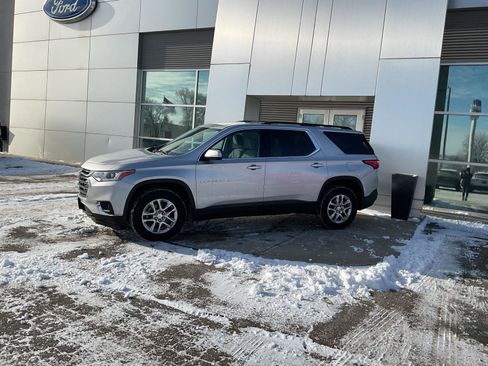 Used 2020 Chevrolet Traverse LT image 2