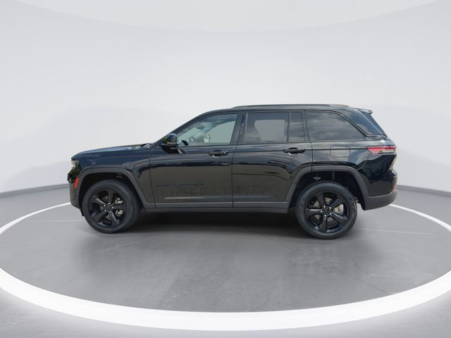 Used 2023 Jeep Grand Cherokee Limited w/ Black Appearance Package AWD/4WD image 5