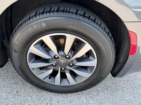Used 2021 Chrysler Pacifica Touring-L FWD image 7