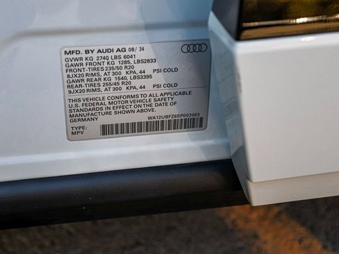 Used 2025 Audi Q4 e-tron Premium image 15