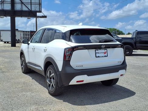 Used 2025 Nissan Kicks SV FWD image 3