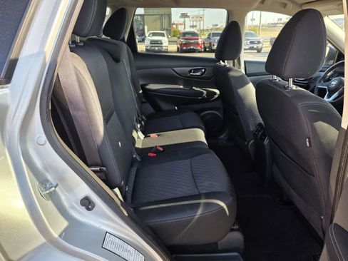 Used 2020 Nissan Rogue SV image 15