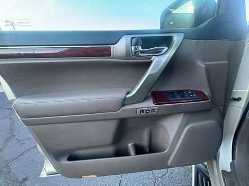 Used 2010 Lexus GX 460 image 12