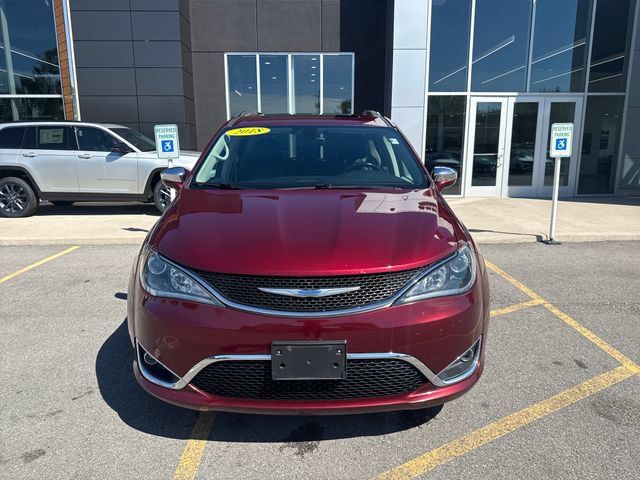 Used 2018 Chrysler Pacifica Limited FWD image 2