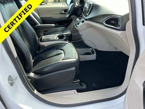 Certified 2024 Chrysler Pacifica Touring-L image 16