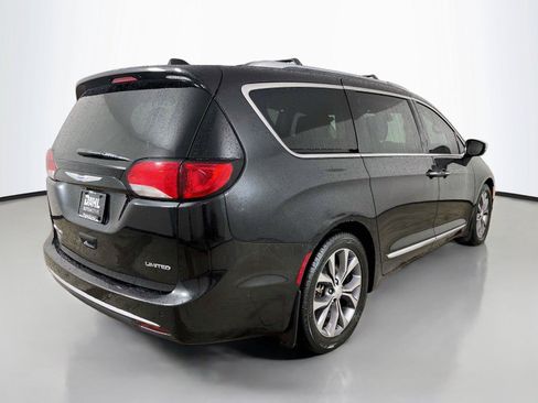 Used 2017 Chrysler Pacifica Limited w/ UConnect Theater Package FWD image 13