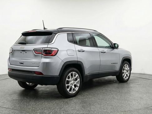 Used 2025 Jeep Compass Limited image 9